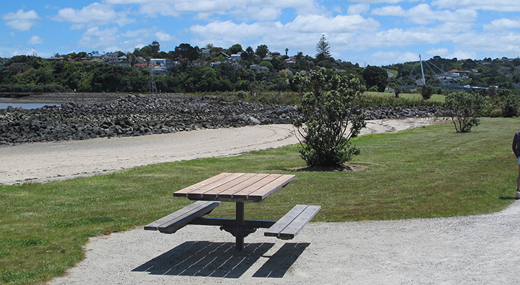 Onehunga Bay to Waikowhai Path - Picnic table and bench in Taumanu Reserve.