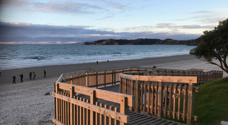 Onetangi Hidden Gems Path - Back on Onetangi Beach with its cafes, restaurants and plenty of space for everyone.