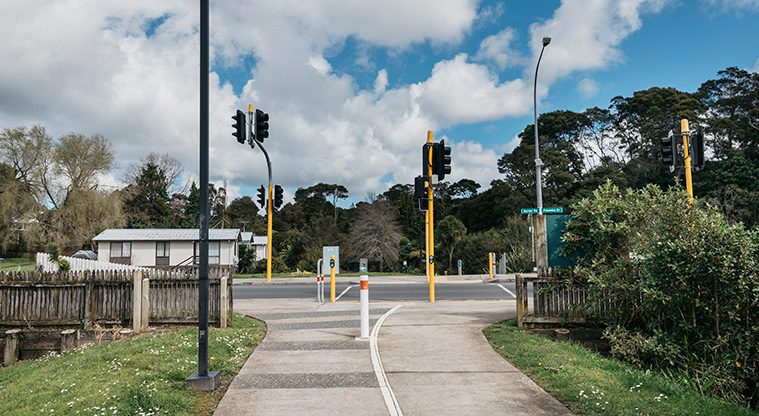Opanuku Stream Path - Crossing signals at Border Road.