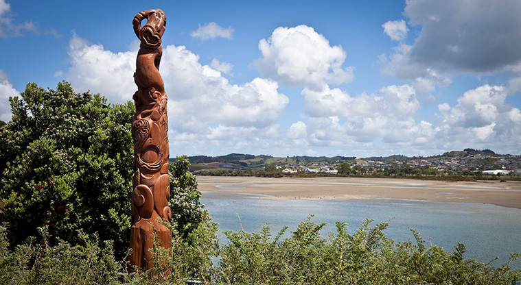 Te Ara Tahuna / Ōrewa Estuary Path - Carved pou at Western Reserve.