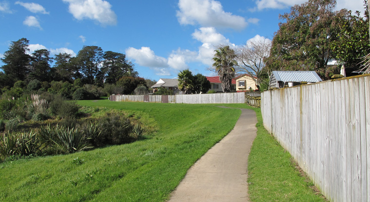 Pakuranga Creek Path - Path connecting to Aviemore Drive entry.