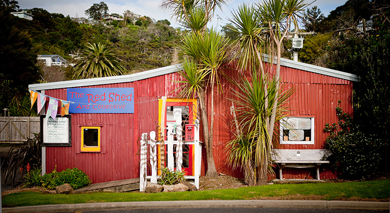 Palm Beach Lookout Path - The path starts at the site of the Palm Beach Hall and the community-run Red Shed art gallery. Just to the right of the gallery, head up Miro Road.