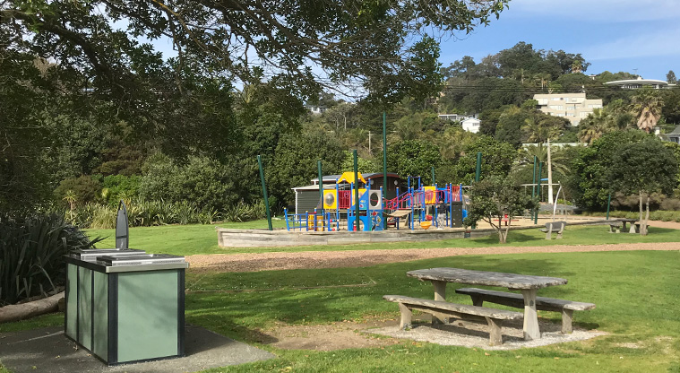 Palm Beach Lookout Path - Don’t miss the fantastic playground at Palm Beach Reserve, BBQ and playing field in the middle of the beach.