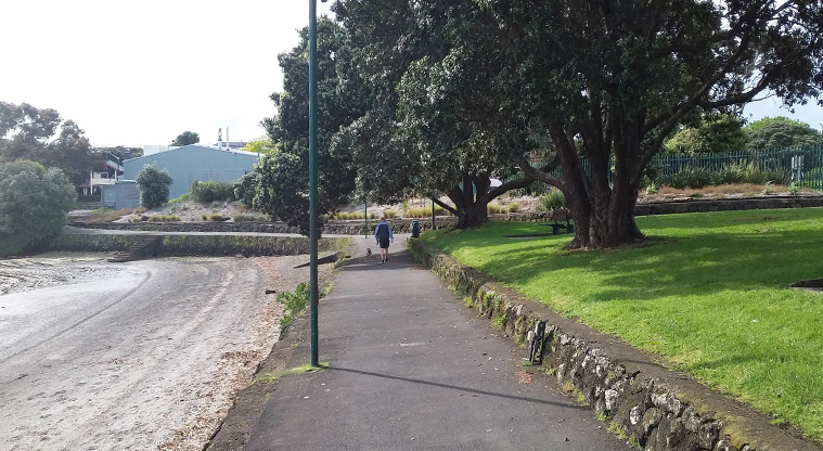 Panmure Basin Path - Lagoon Drive start of the path heading south.
