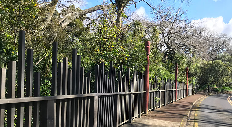 Pukekawa Trail Lovers Path - Māori carving and replica fencing on Domain Drive.