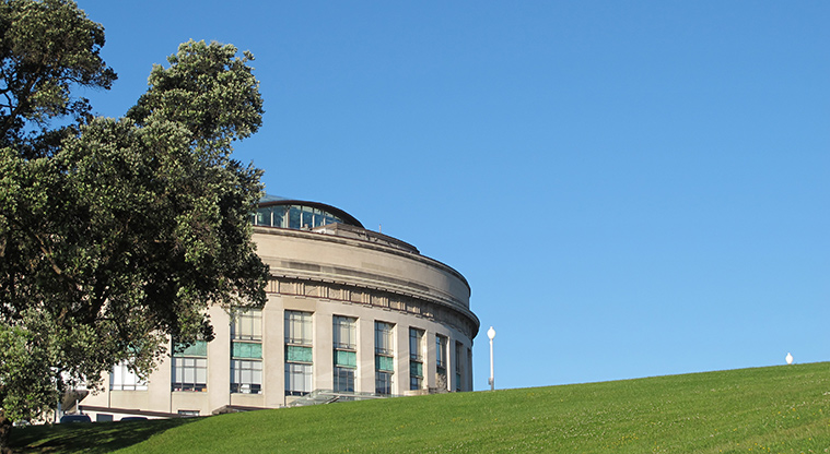 Pukekawa Trail Lovers Path - Walk along road looking up to Auckland War Memorial Museum.