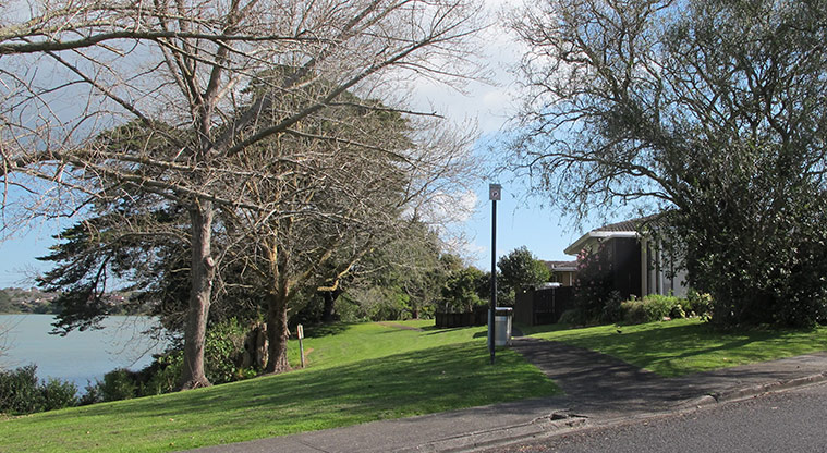 Pāhurehure Esplanade Path – Access to northern side of inlet from Gills Avenue.