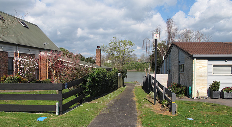 Pāhurehure Esplanade Path – Access way from Gills Avenue.