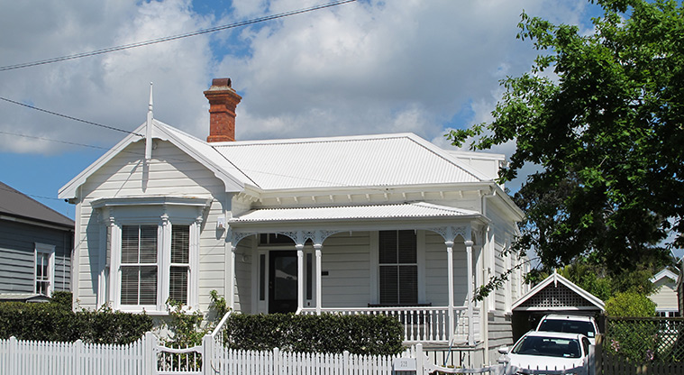 Takapuna to Devonport Path - Historic villas on Victoria Road.