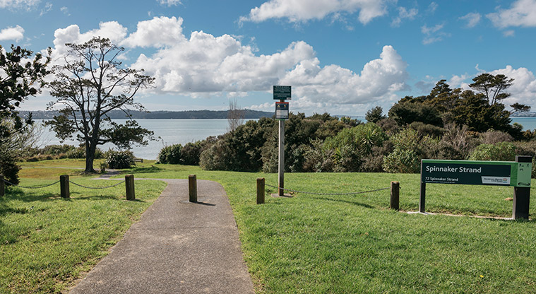 Te Atatū Harbourside Path - Path start from car park.