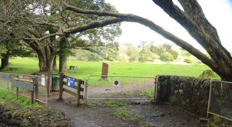 Te Pane o Mataoho / Te Ara Pueru / Māngere Mountain Path - The gate you go through off Domain Road to head towards the maunga.