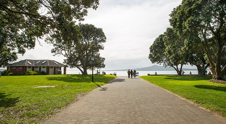 Tamaki Drive Coastal Path - Entry to Mission Bay beach from Selwyn Reserve.