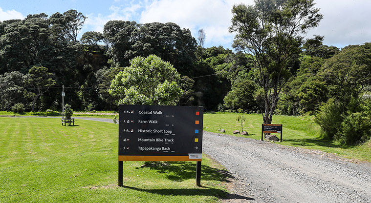 Tāpapakanga Historic Path - Signage helping with directions. Follow the Historic Loop Track.
