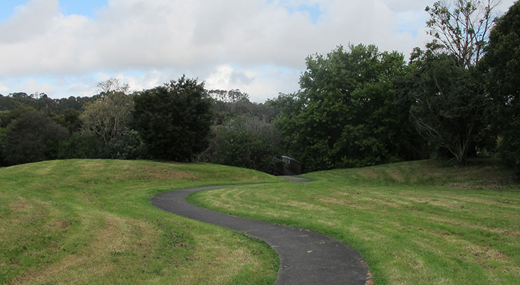 Waiatarua Path - Grand Drive access path.